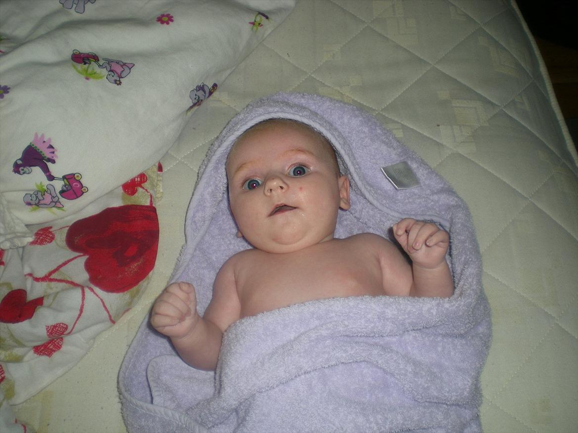 Pige Milla - Milla der lige ha været i bad
2 mdr billede 6