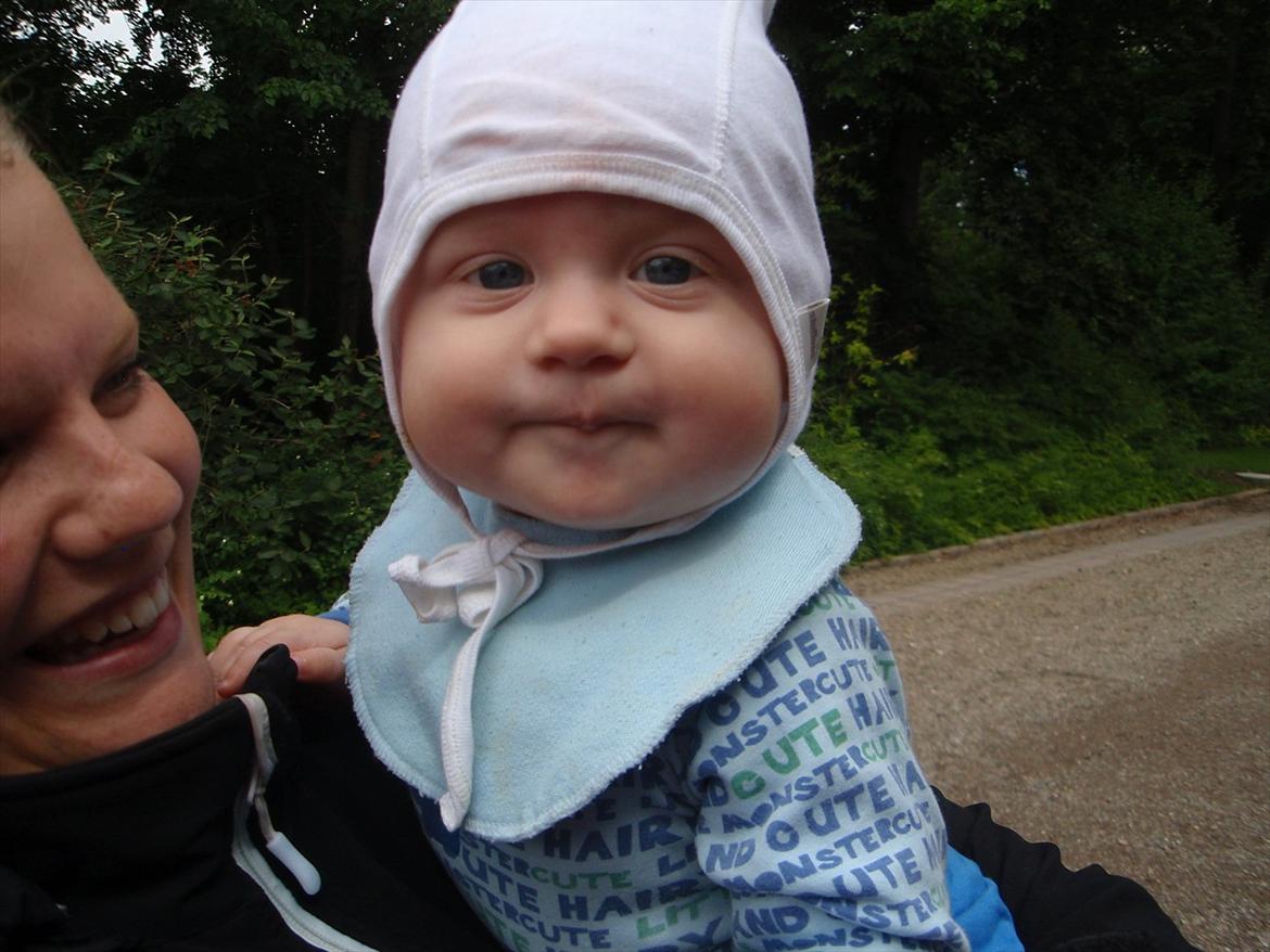 Dreng <3 Frederik <3 - 8 mdr. gammel, vi har lige været nede og vinke til Dronningen, da hun var på ferie i Gråsten. billede 14