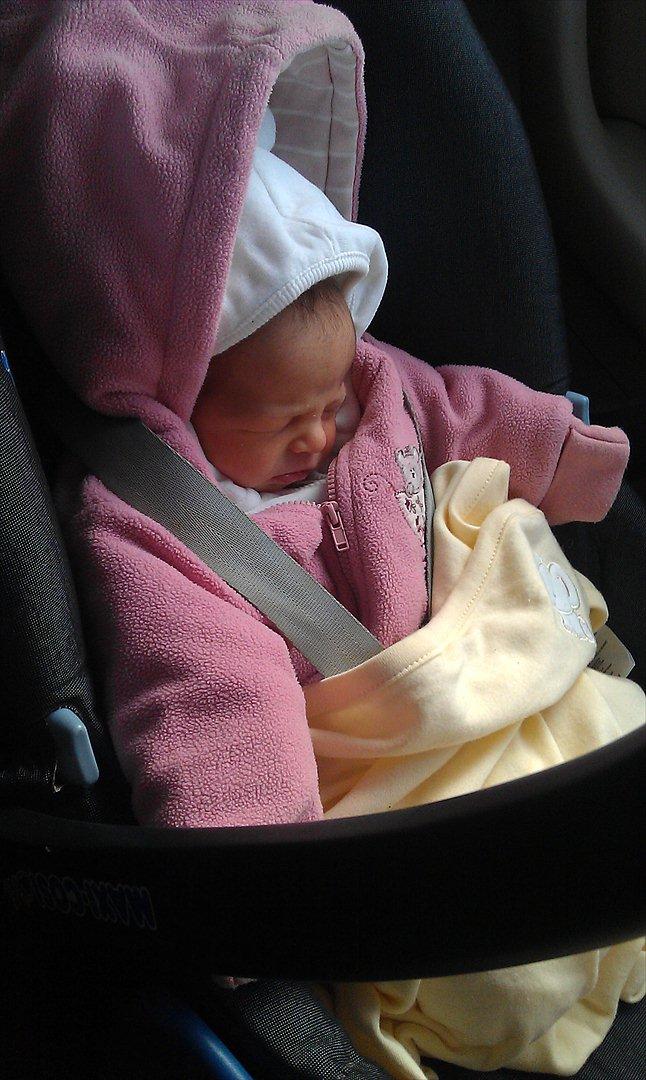 Pige Elina Amalie - Endelig på vej hjem fra sygehuset ! billede 11