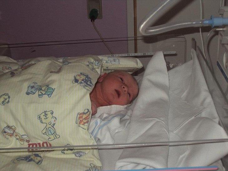 Dreng Tobias - 1 time gamle. <3 På vej over til børneafd. billede 11