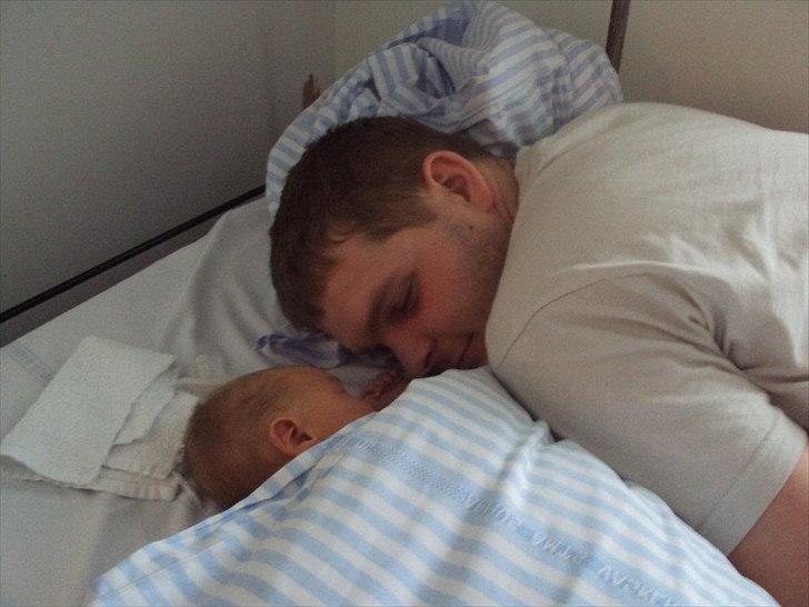 Dreng Tobias - Ligger og sover sammen med far <3 billede 12