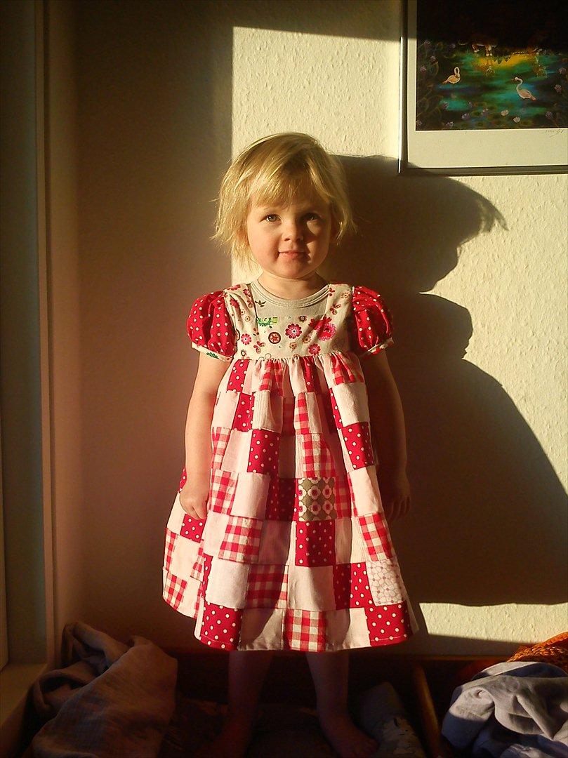 Pige Katja Ofelia Pedersen - 18. december 2011 - Første gang hun prøver kjolen jeg har lavet til hende billede 2