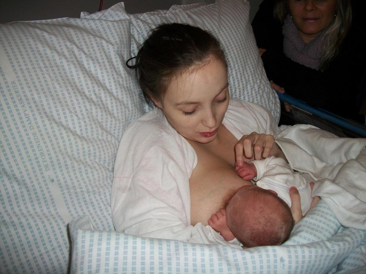 Dreng Oliver Sindahl eriksen - første gang jeg fik ham i armene <3  du er det bedste der er sket for mig min skat<3 billede 5