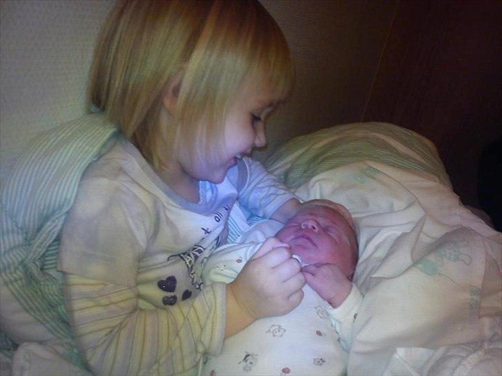 Pige Katrine Hoxer - Johanne sidder med lillesøster for første gang... billede 18