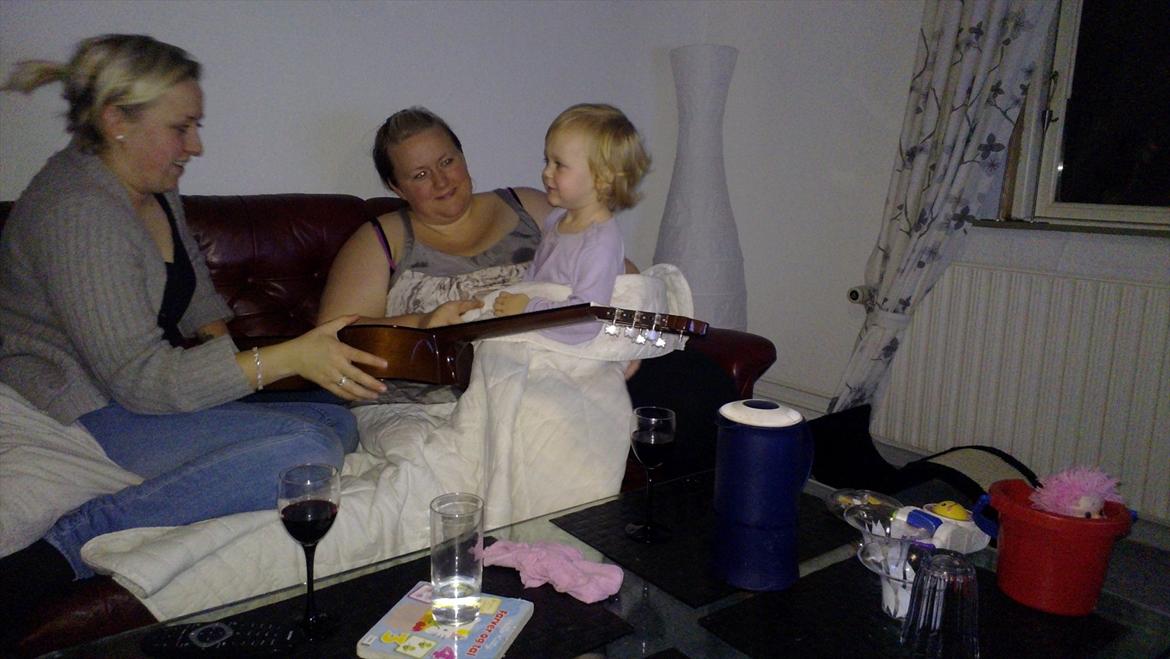 Pige Frederikke Glass Karlson - Her spiller jeg guitar oppe ved min moster sammen med min mor billede 17