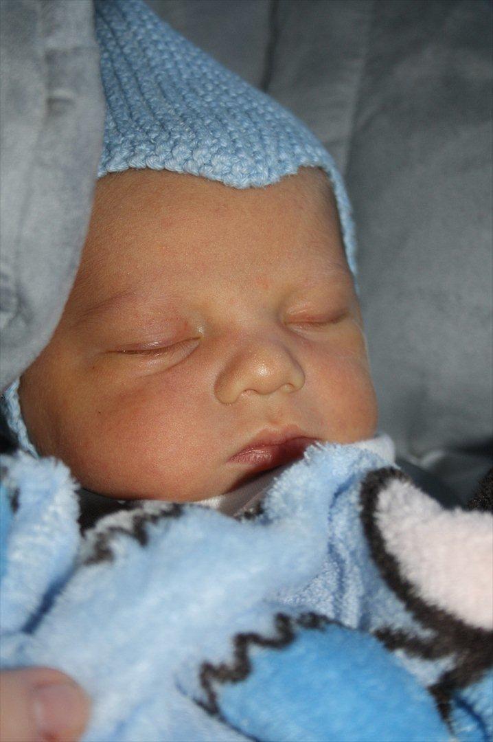 Dreng Lukan - På vej hjem fra sygehuset.. billede 3