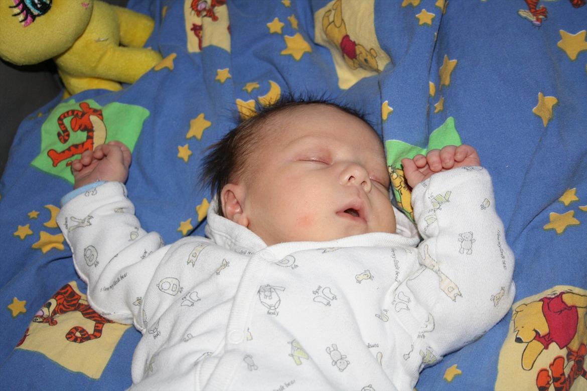 Dreng Lukan - Gik lige kold mens mor var ved at skifte bleen :) billede 4