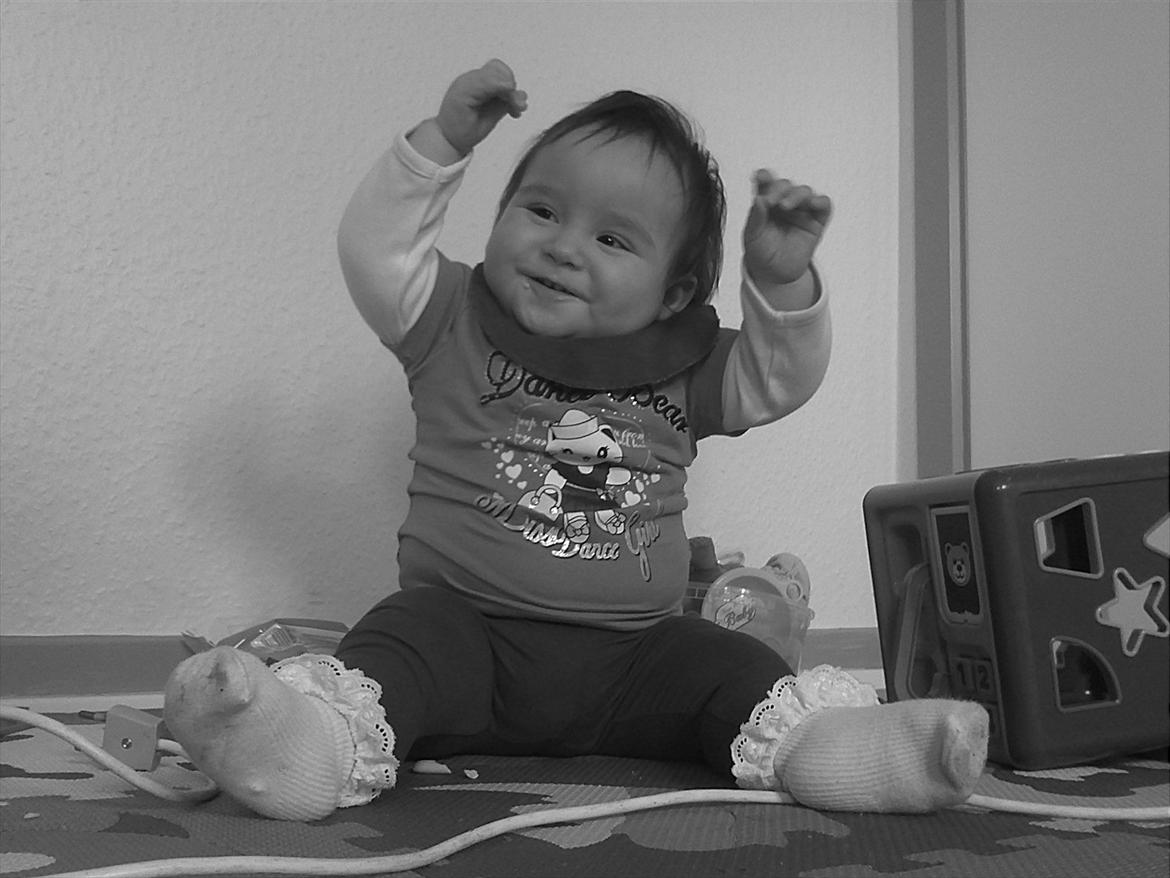 Pige Nathalie Scharff Johannsen - -Jeg er såååå stor,mor... billede 1