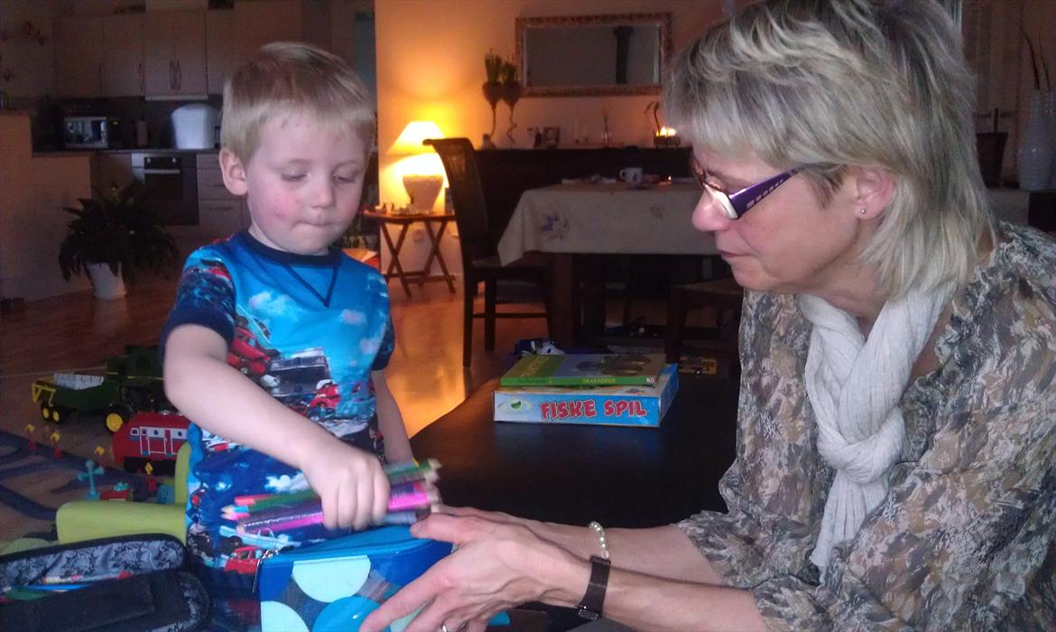 Dreng Magnus Elkuist Hansen - tegner med mormor marts 2012... billede 8