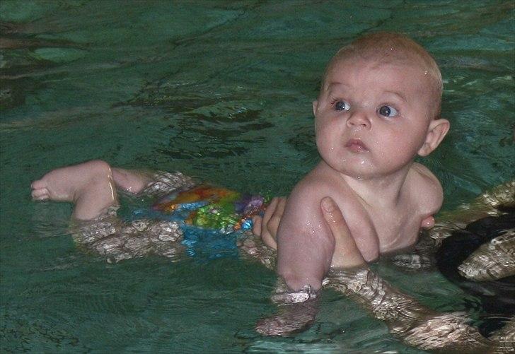 Dreng Tobias - 17 marts 2012, for første gang i svømmehal :D billede 20