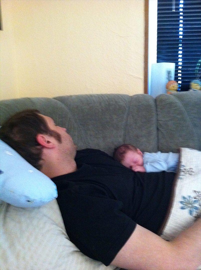 Dreng Liam Tonny Hansen - tager lige en lur med far på sofaen :0) billede 14