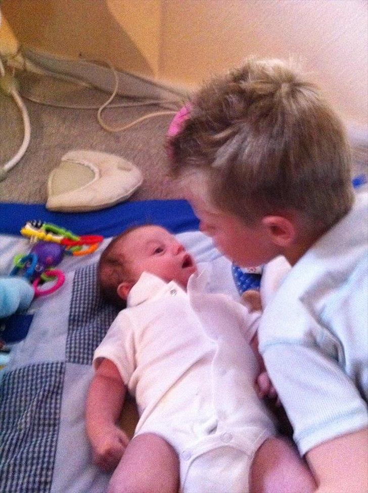 Dreng Liam Tonny Hansen - hygger mig med min dejlig storebror :D billede 16