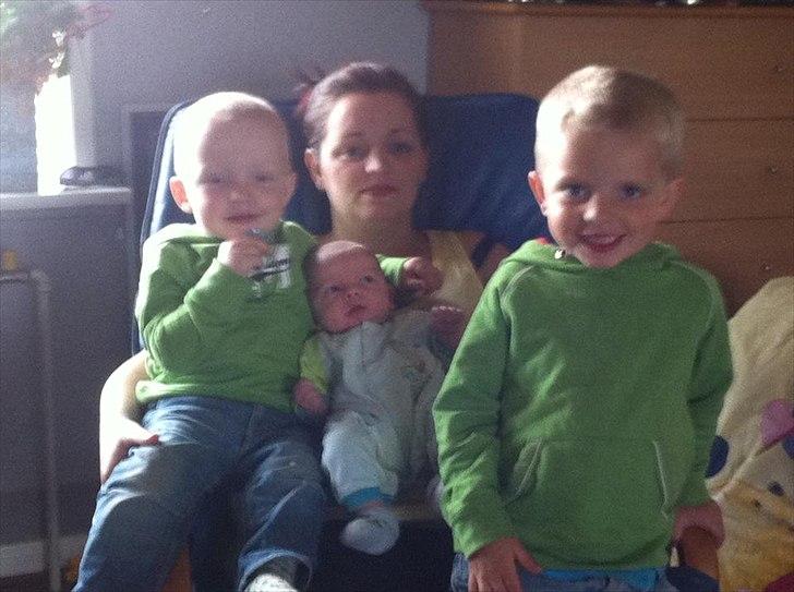 Dreng Silas - Min mor, mine brødre og mig selv. :-D billede 11