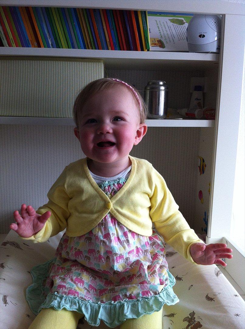 Pige Gabrielle - 1 år og 3 dage gammel. Et helt år er gået, og hvor er det dog utroligt så meget der er sket. Du er lige åludselig blevet en stor pige billede 14