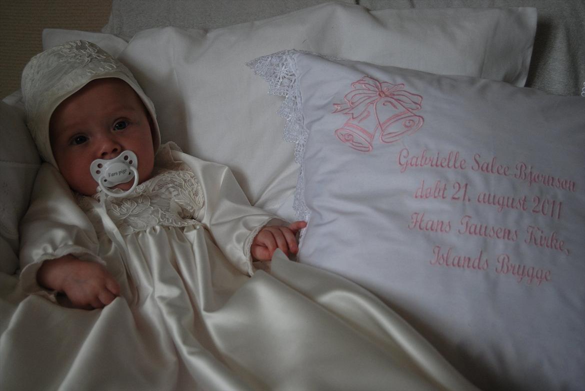 Pige Gabrielle - Fra din dåb d. 21 august. Du var så fin i din kjole, og det var en rigtig dejlig dag billede 16
