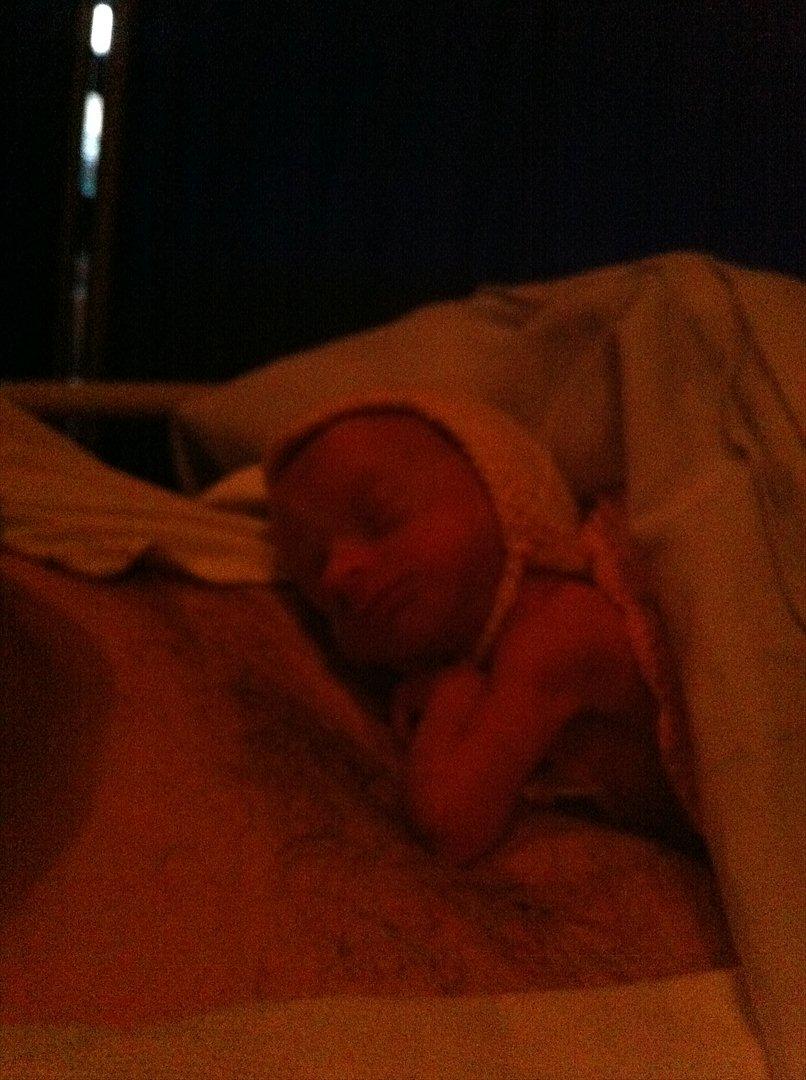 Pige Sophia Charlotte Aasted Wilson - Stadig meget lille - ligger og putter med farmand :) billede 3