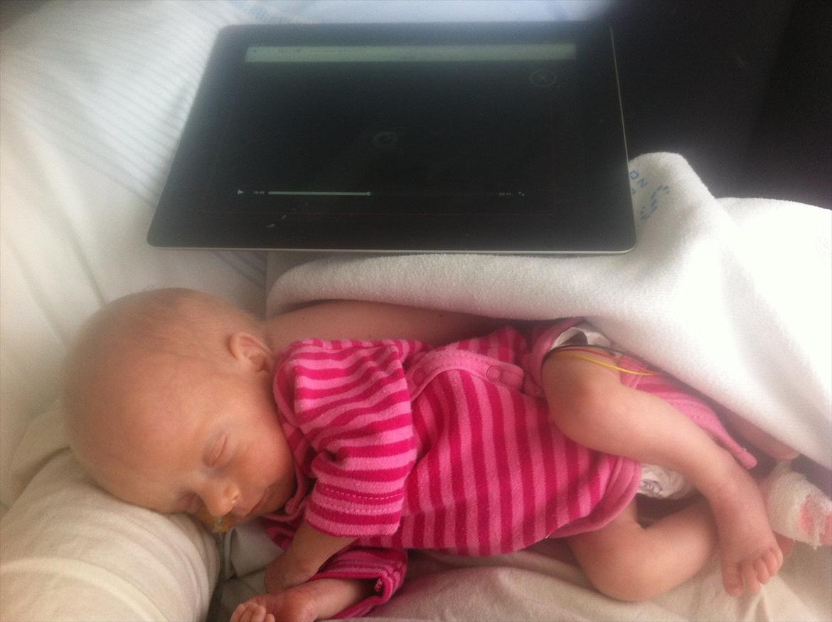 Pige Sophia Charlotte Aasted Wilson - Haha jeg er større en Ipaden nu billede 5