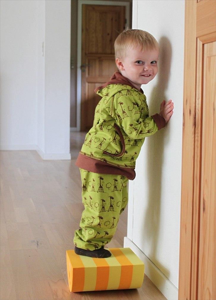 Dreng Mikkel - Mikkel 2 år og 14 dage gammel.
Har lige fået den gule bObles kylling i dag, og den er et hit... med lidt hjælp fra væggen kan man endda stå og vippe på den... ;)  billede 20