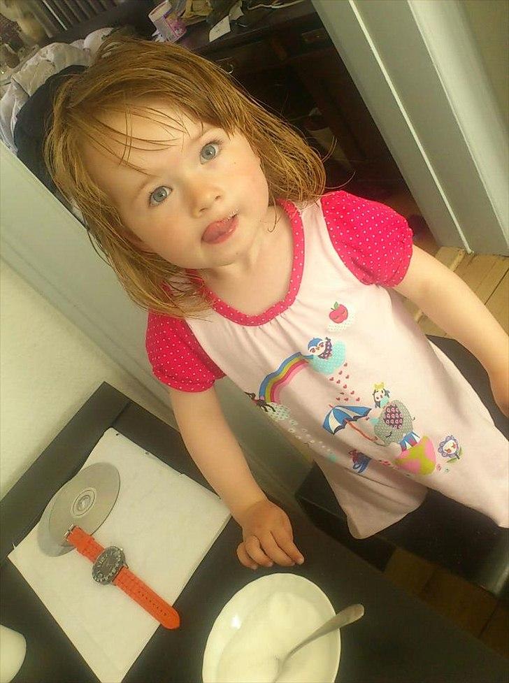 Pige Anna-Lucia - 08/07-2012 Fanget med fingrene i slikskålen mens dadda var ude efter pandekager. billede 2