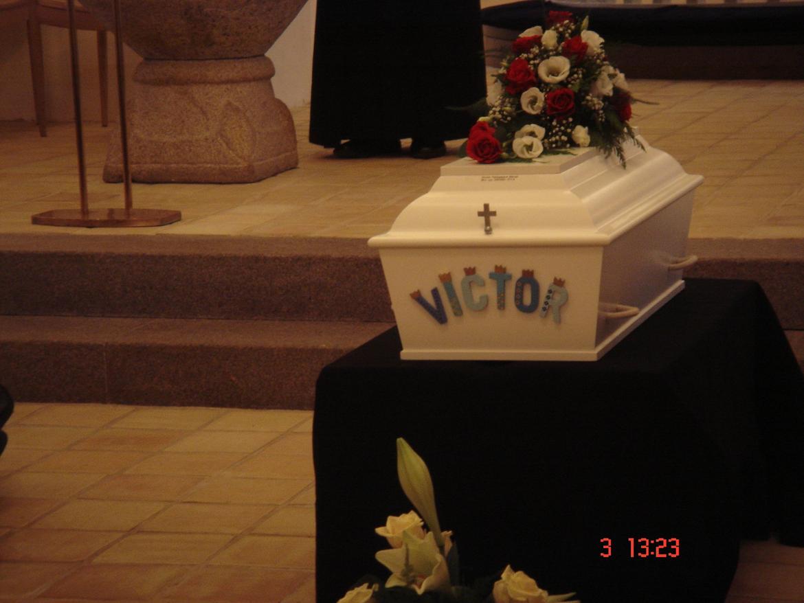 Dreng Englebarn Victor - Victor oppe i kirken. Det sidste farvel! billede 2