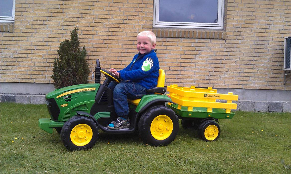 Dreng Magnus Elkuist Hansen - magnus og hans nye traktor sep.2012... billede 2