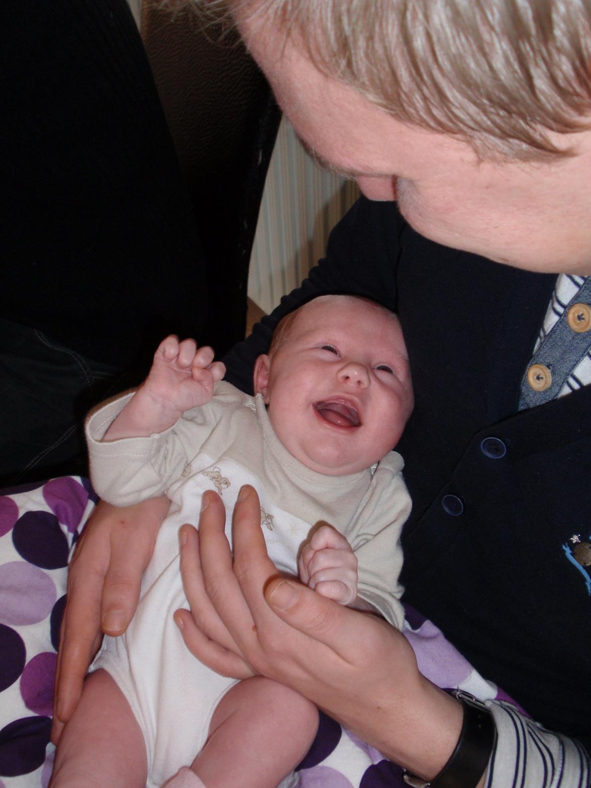 Pige Lærke Kristine - 1 mdr gammel og begynder nu og smile bevist billede 1