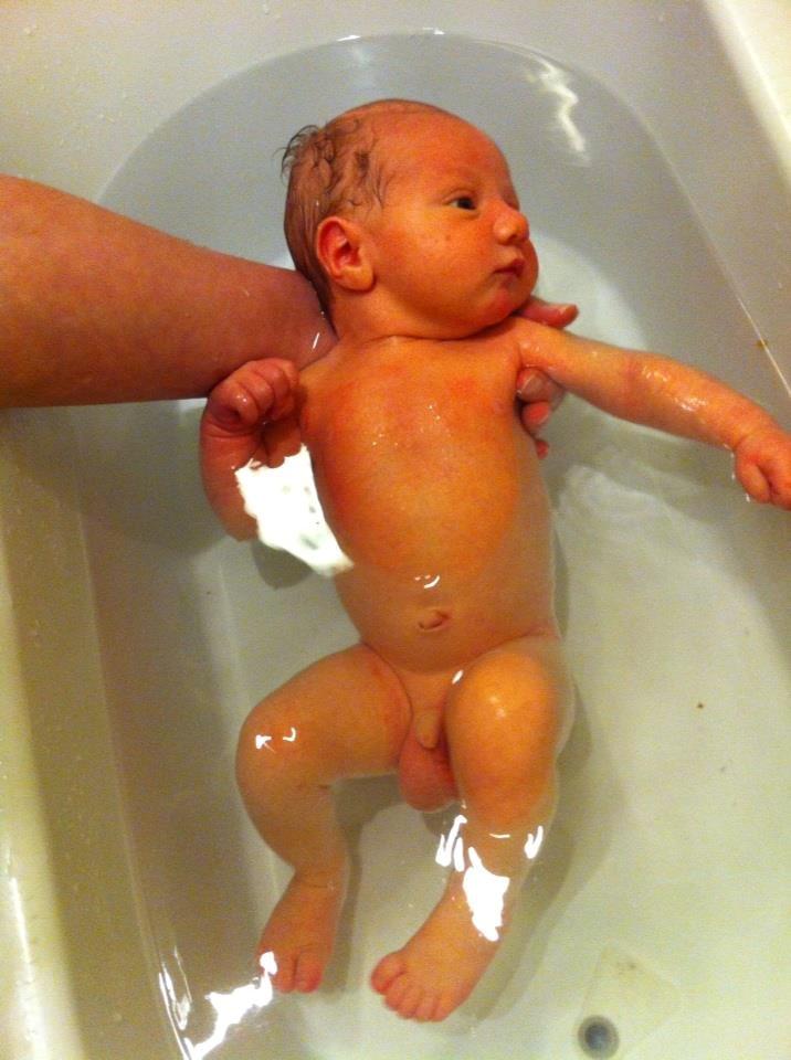 Dreng William Anker Paysen Kjærsgaard - første bad billede 12