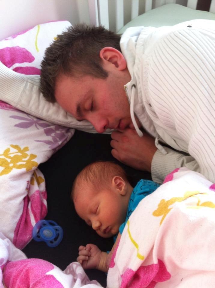 Dreng William Anker Paysen Kjærsgaard - far og søn der lig tag sig en lille lur billede 14