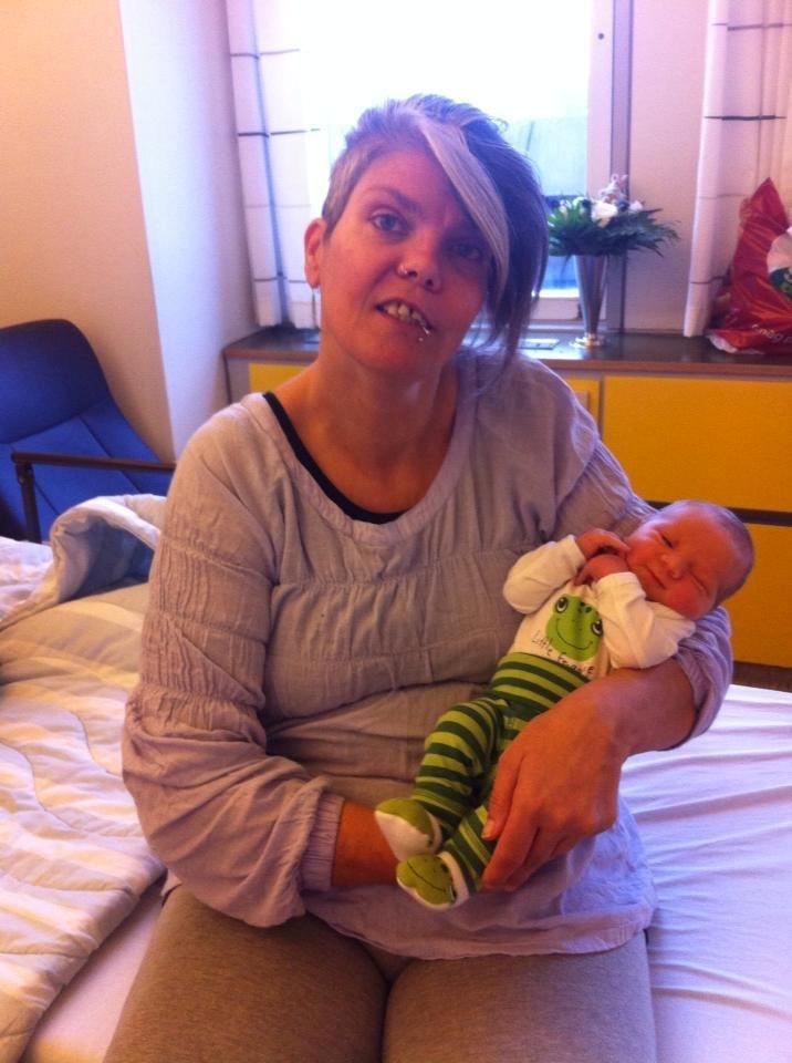 Dreng William Anker Paysen Kjærsgaard - min stolte mor der holder William billede 15