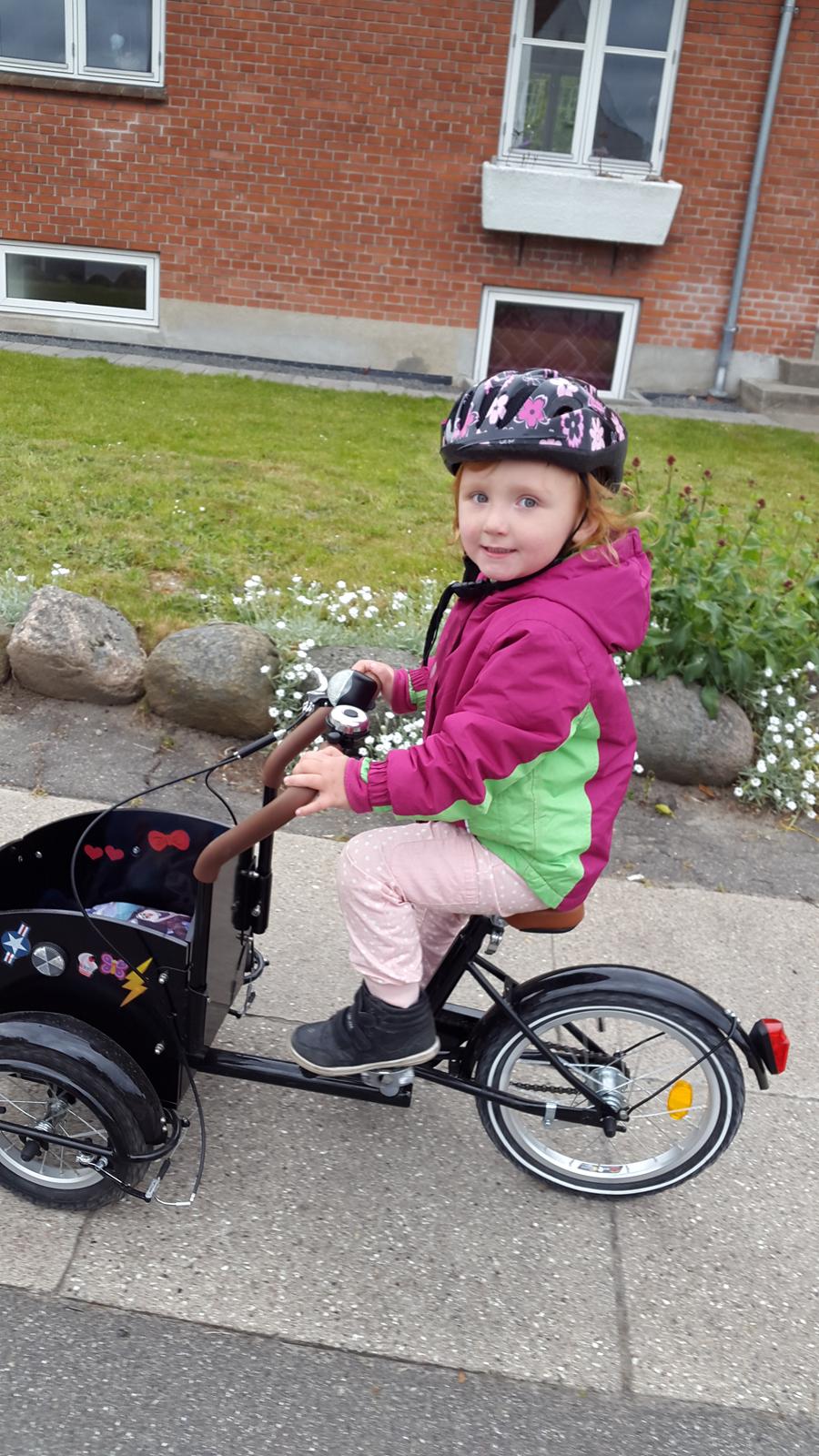 Pige Mia - Mia cykel hjem fra børnehaven 2016 billede 38