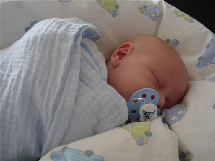 Dreng Caleb Nørlund Thomsen - Her ligner han en lille "puppe" <3 billede 3
