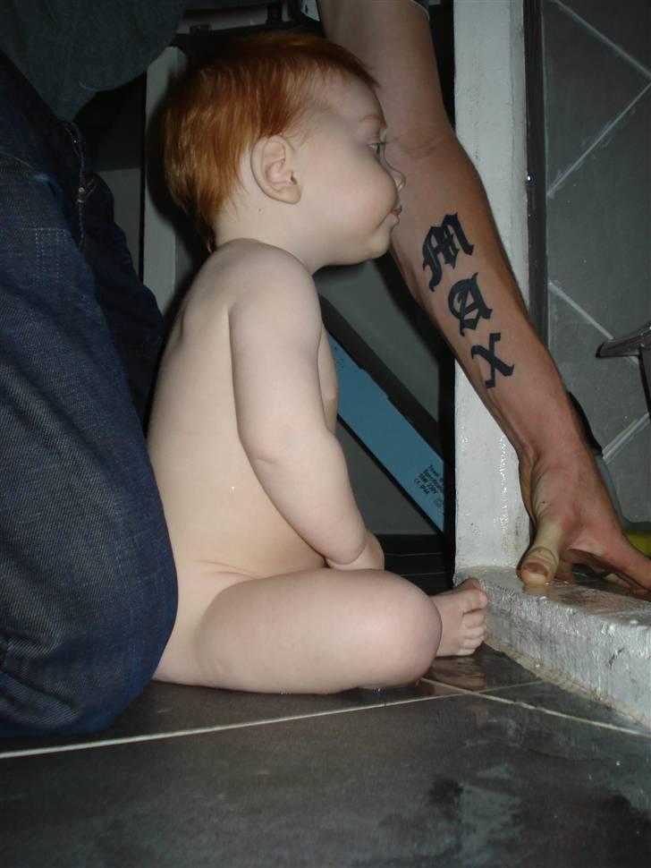 Dreng Max - Venter spænt på at far er færdig med at lave mit bad :) billede 16