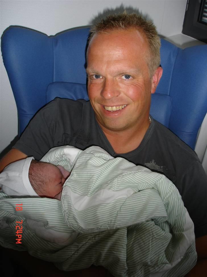 Dreng Alexander Løvendahl - Alexander sammen med hans far. Alexander er kun 32 min gammel. billede 11