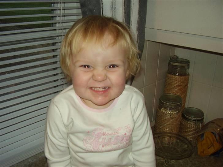 Pige Nu mor til 2 dejlige piger:o) - cecilie pjatter mens vi laver mad billede 1