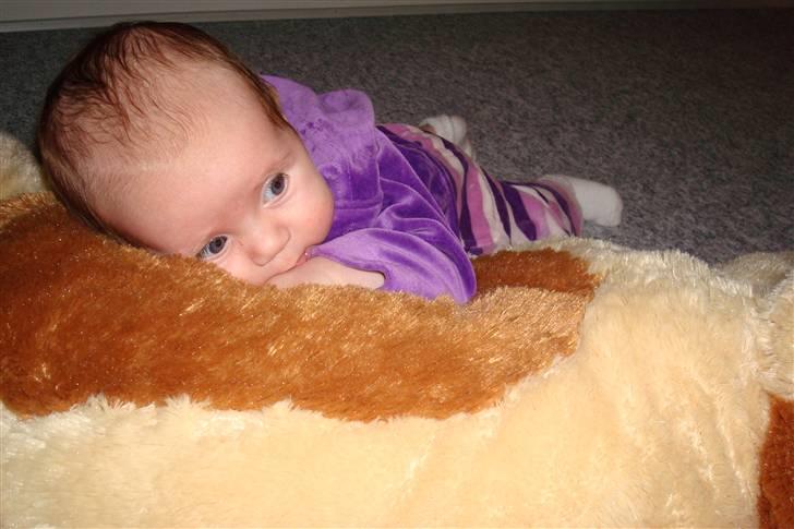 Pige Emily Rose Dalgaard - Putte med bamse billede 4