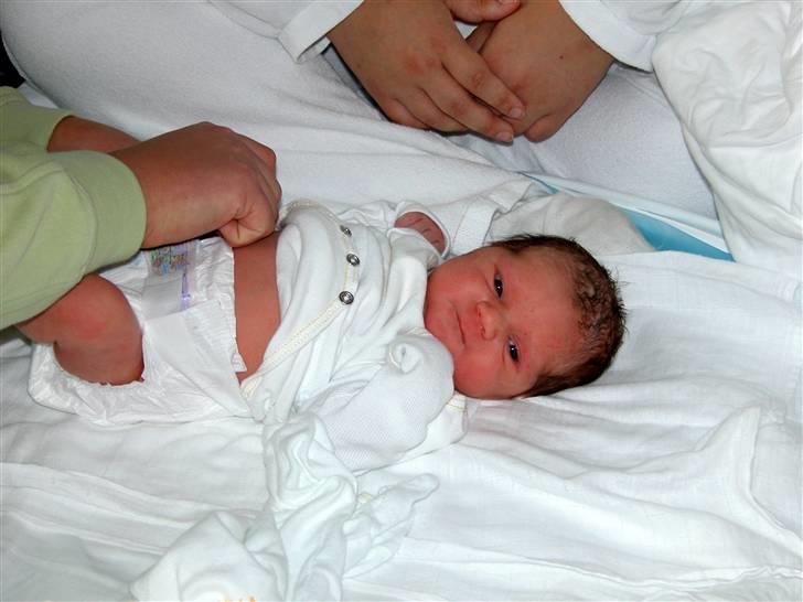 Pige Emily Rose Dalgaard - Emily 1 døgn billede 5