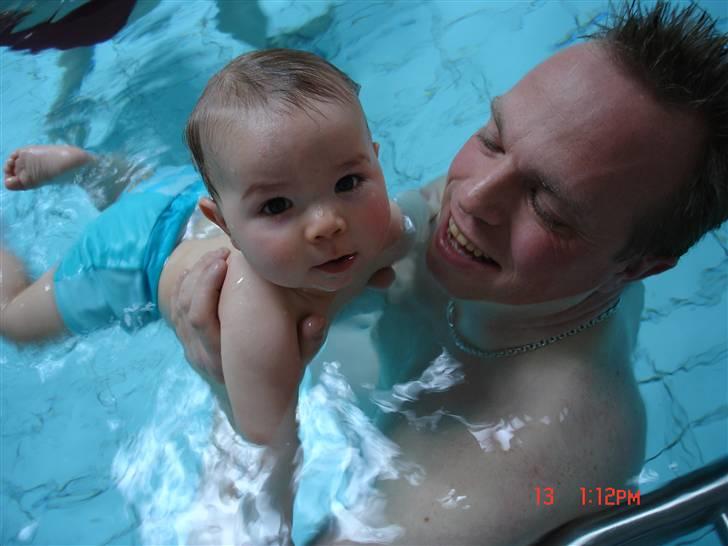Dreng Alexander Løvendahl - Alexander går til svømning sammen med sin far. billede 13