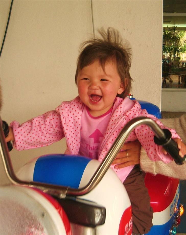 Pige Luna Lee - køre på moter cykel på mallorca billede 16