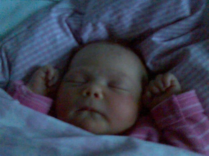 Pige Linette Fuglsang Larsen - Kun 2 dage gammel, men rigtig yndig og gode runde kinder ;O) billede 2