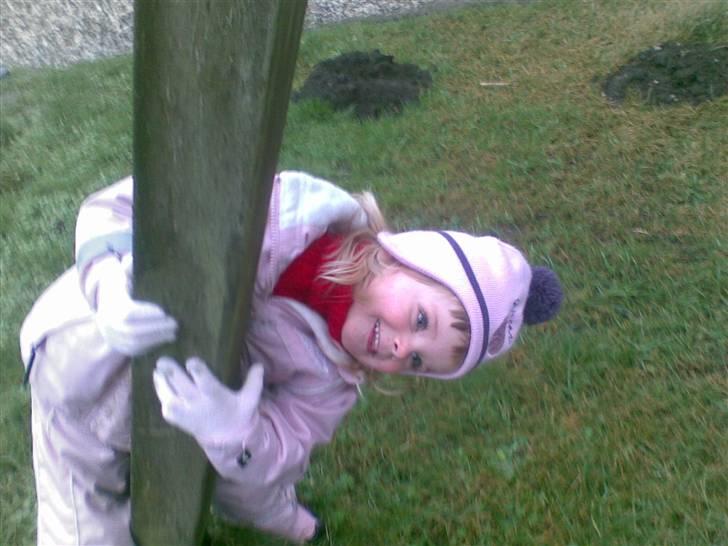 Pige Ditte Fuglsang Larsen - Ditte elsker at fjolle rundt og lave løjer ;O) billede 1