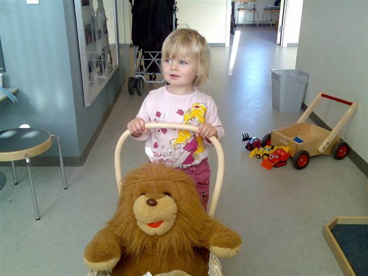 Pige Ditte Fuglsang Larsen - I venteværelset på audiologisk afd. i Århus billede 2