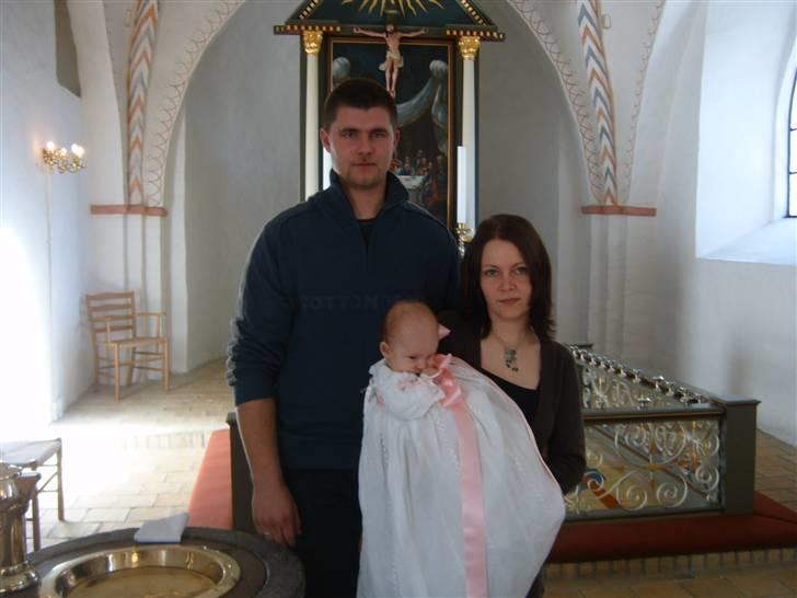 Pige Vicktoria - Far, mor og Tulle i kirken til hendes dåb...5 mdr gammel... billede 8