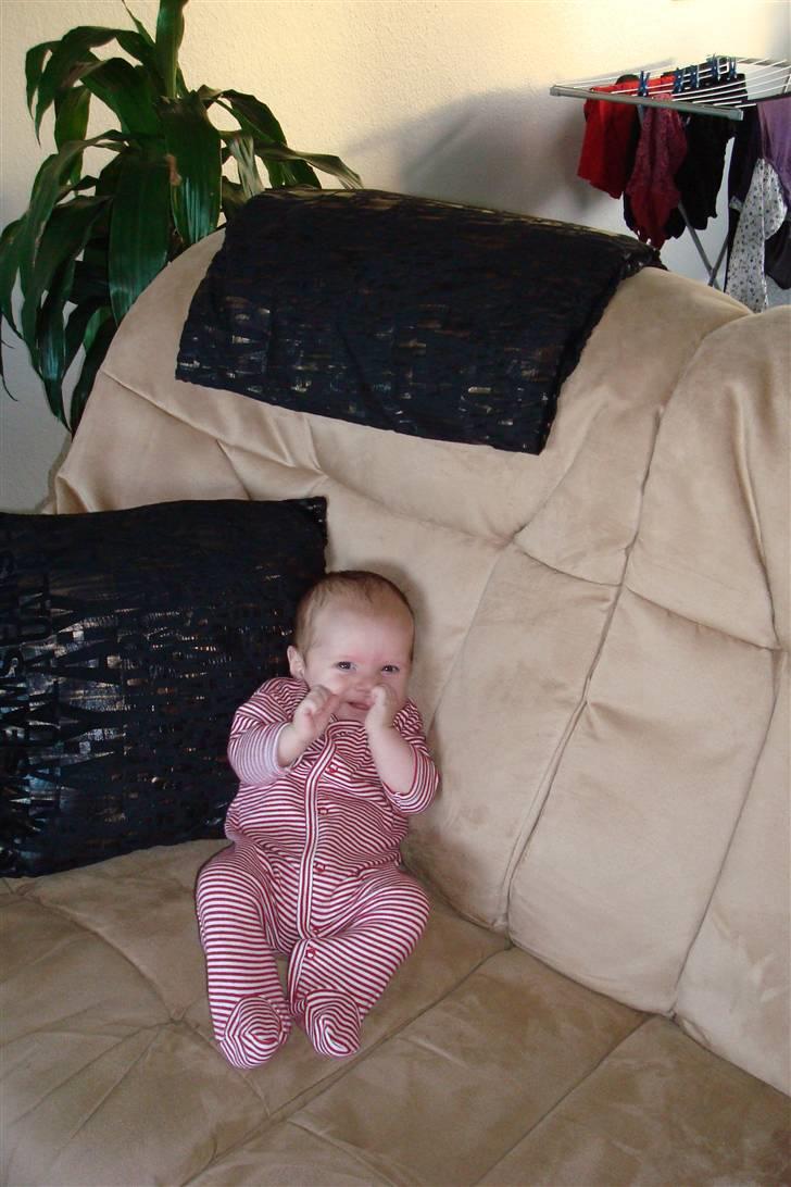 Pige Emily Rose Dalgaard - Emily 2 mdr billede 10