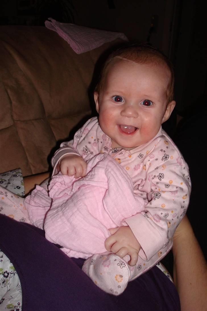 Pige Emily Rose Dalgaard - Hygge hos mor billede 12