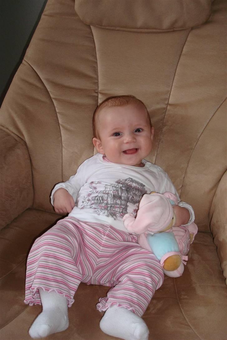 Pige Emily Rose Dalgaard - Emily 5 mdr, og smilende som altid  billede 13