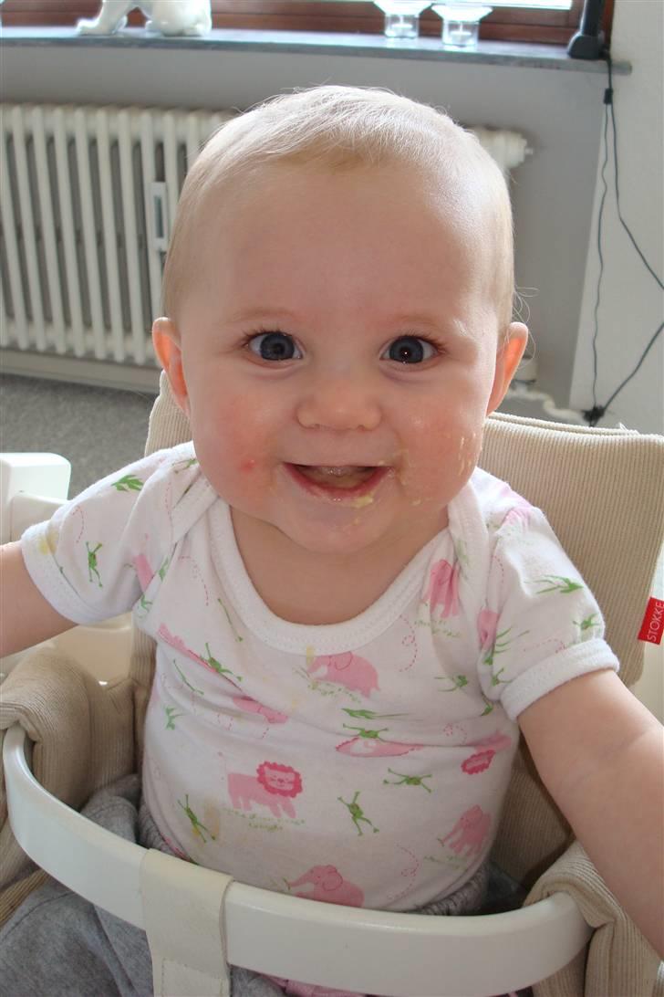 Pige Emily Rose Dalgaard - Emily 7 måneder - og munden fuld af mos  billede 20