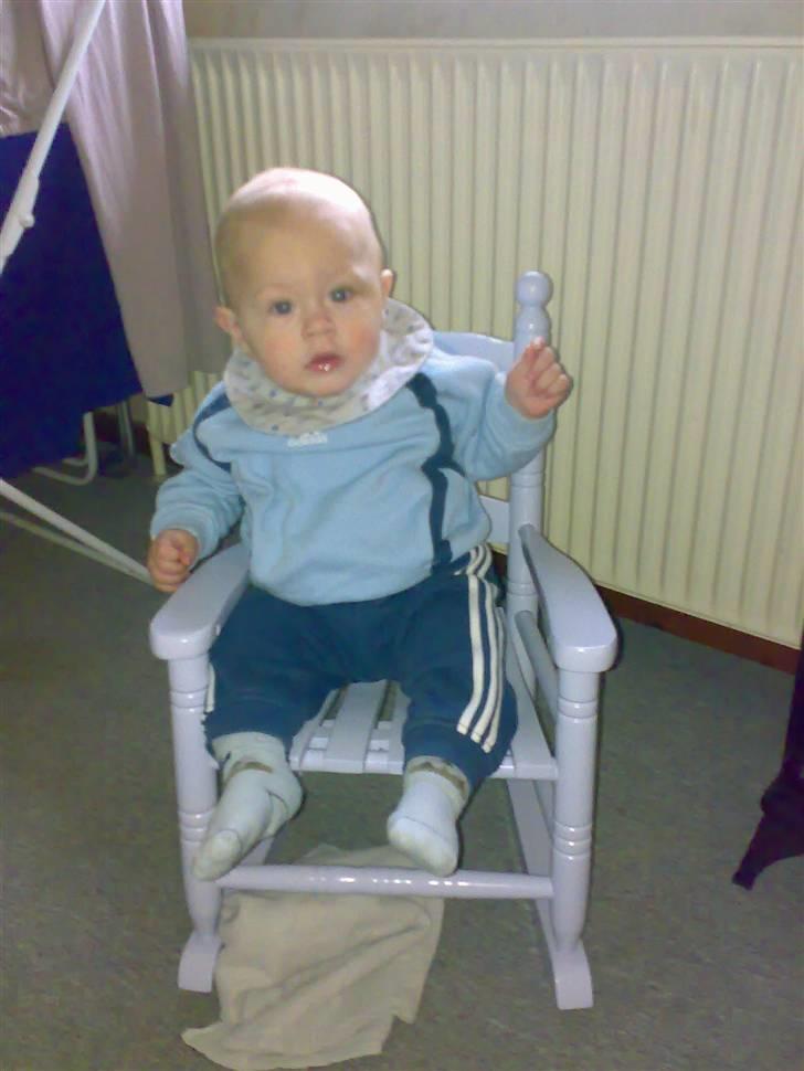 Dreng magnus - magnus i sin nye gyngestol, som han lige har fået af sin oldemor.. billede 14