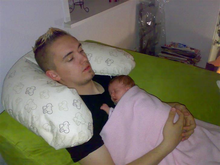 Pige Tiffanie N. M. Torp - sover på far<3 billede 18
