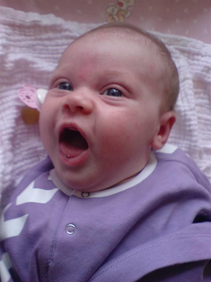 Pige Josephine sofie  - Se mig lige!!!! jeg håber min kolik snart er vær så jeg kan grine hele tiden :D billede 9
