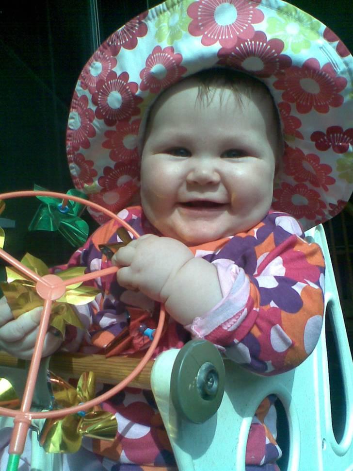 Pige Emily - Nej hvor er det bare dejligt vejr udenfor... God sommer billede 1